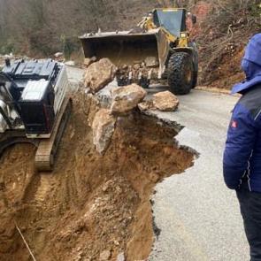 3 g&uuml;n arayla iki heyelan: Yol kapandı!