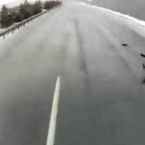 Aşırı hız ve gizli buzlanma faciayı getirdi: Duvara &ccedil;arpan ara&ccedil; alev topuna d&ouml;nd&uuml;