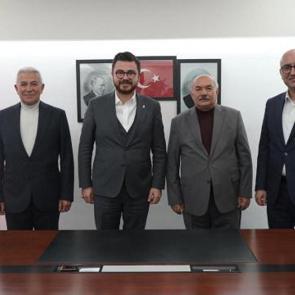 Kayseri'de AK Parti &uuml;&ccedil; il&ccedil;ede y&ouml;netim değişikliğine gitti