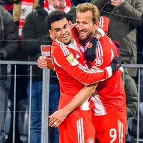 8-1'lik tarihi ma&ccedil;! Namağlup lider rakibine acımadı