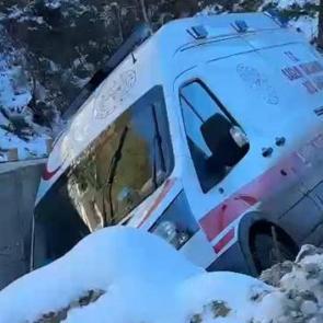 Adana&rsquo;da buzlanma nedeniyle kayan ambulans şarampole d&uuml;şt&uuml;