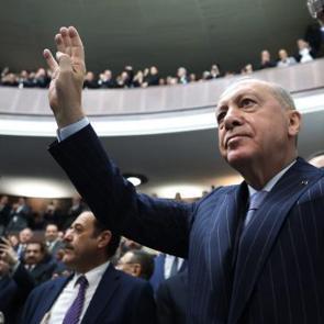 AK Parti&rsquo;ye ge&ccedil;işler s&uuml;r&uuml;yor: Erdoğan 3 vekilin daha rozetini taktı!