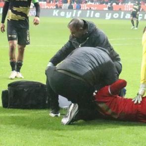 Amed'in yıldızına 25 dikiş atıldı: Operasyon 1,5 saat s&uuml;rd&uuml;