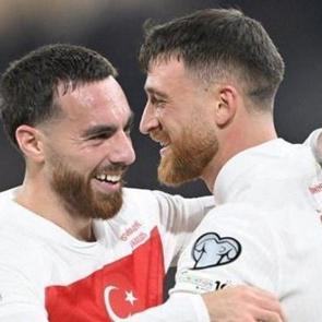 Beşiktaşlı yıldız 'hep konuşuyorum' diyerek a&ccedil;ıkladı! Salih &Ouml;zcan 'Kartal' mı oluyor? 