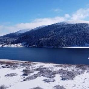 Beyaza b&uuml;r&uuml;nen doğa: Abant G&ouml;l&uuml; Milli Parkı