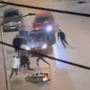 Bursa&rsquo;da sokak ortasında kardeş kavgası: Ağabeyini bı&ccedil;aklayıp ka&ccedil;tı