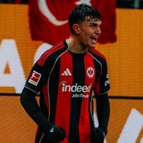 Dortmund'u ellerinden ka&ccedil;ırdılar! 6 goll&uuml; ma&ccedil;a milli yıldız damga vurdu