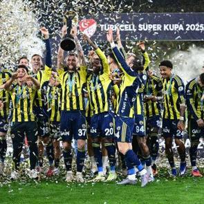 Fenerbah&ccedil;e kupasını kaldırdı