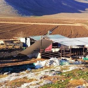 Fırtınada &uuml;zerine &ccedil;atı d&uuml;şen &ccedil;ift&ccedil;i &ouml;ld&uuml;