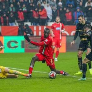 Galibiyeti kral getirdi! Amedspor zirvede farkı a&ccedil;tı