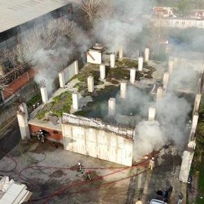 Gaziosmanpaşa'da avize deposunda &ccedil;ıkan yangın s&ouml;nd&uuml;r&uuml;ld&uuml;