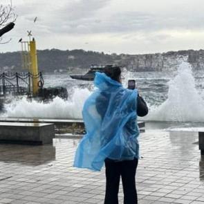 Marmara'da fırtına kabusu! &Ccedil;atılar u&ccedil;tu, ağa&ccedil;lar kırıldı...