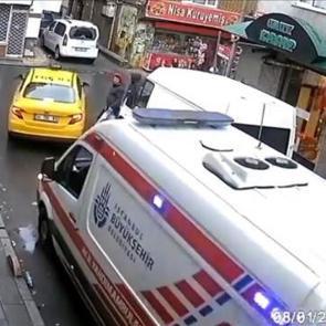 Bayrampaşa'da bir &ccedil;ocuğun ambulansa yol a&ccedil;mak i&ccedil;in trafiği y&ouml;nlendirmesi kamerada