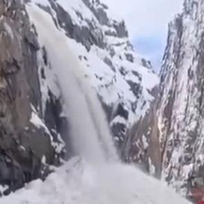 Kara yoluna &ccedil;ığ d&uuml;şt&uuml;! Yol ulaşıma kapatıldı