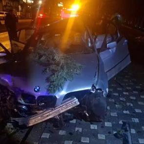 Kontrolden &ccedil;ıkan otomobil ağaca &ccedil;arptı: 2 ağır yaralı