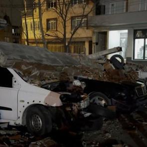 Kuvvetli r&uuml;zgar nedeniyle devrilen duvar ara&ccedil;ları perte &ccedil;ıkardı