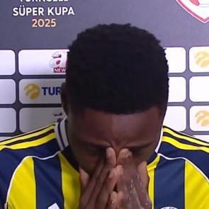 Musaba ma&ccedil;ın ardından g&ouml;zyaşlarını tutamadı