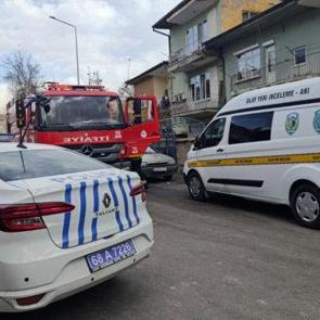 Evde &ccedil;ıkan yangında 5 kişi dumandan etkilendi