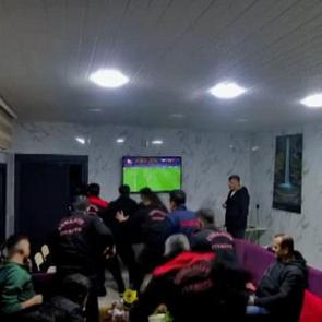 Osmaniye&rsquo;de itfaiyecilerin S&uuml;per Kupa final ma&ccedil;ını izlerken g&ouml;reve &ccedil;ıkışı anları kamerada