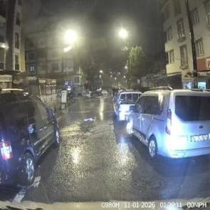 Pendik&rsquo;te trafikte kavga: Servis minib&uuml;s&uuml;n&uuml;n camını yumruklayıp tehdit etti: Seni vururum