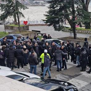 Zonguldak'ta babaanne ile 2 torunu &ouml;ld&uuml;r&uuml;lm&uuml;şt&uuml;! Duruşma &ccedil;ıkışında arbede &ccedil;ıktı