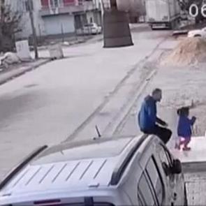 Sokak ortasında anne ve bebeğine saldırdı! Tutuklandı