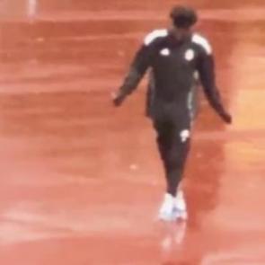 Tammy Abraham &ccedil;ılgınlığı! Antrenmana gelişi herkesi g&uuml;ld&uuml;rd&uuml;