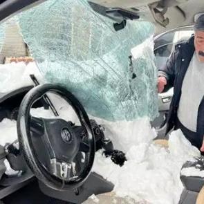 &Uuml;st ge&ccedil;itteki kar, aracın &uuml;zerine d&uuml;şt&uuml;: 1 yaralı!
