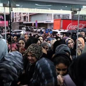 Yarı fiyat kampanyası izdihama yol a&ccedil;tı