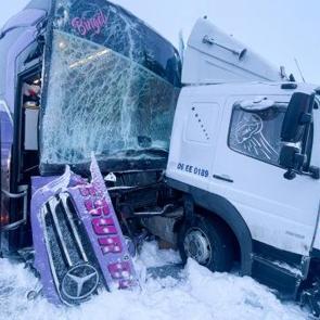 Yolcu otob&uuml;s&uuml; kamyona &ccedil;arptı: Yaralılar var