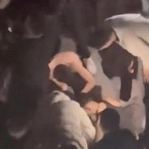 Zeytinburnu&rsquo;nda sokak ortasında bı&ccedil;aklı kavga: Kan d&ouml;k&uuml;ld&uuml;