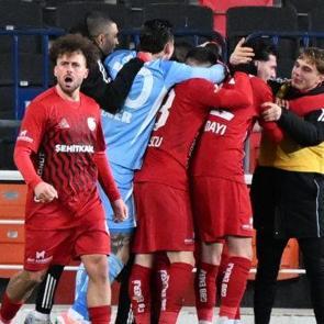 10 kişilik Gaziantep FK &uuml;&ccedil; puanı 87'de kurtardı