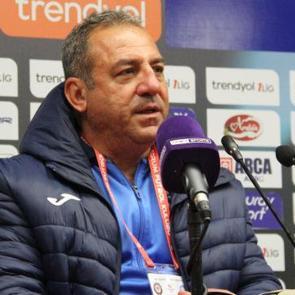 4-1'lik yenilgi sonrası oyuncularını kutladı