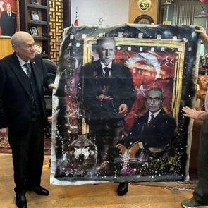 Bah&ccedil;eli'ye, sprey boya ile yapılan tabloları hediye edildi