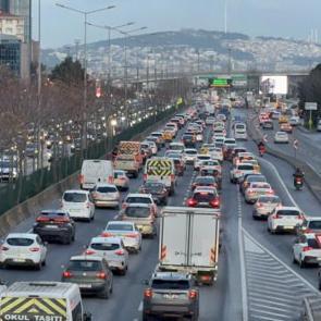 İstanbul trafiğini buz tuttu! Sabah saatlerinde yoğunluk arttı