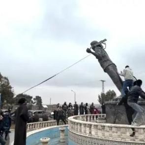 Suriye'de tarihi g&ouml;r&uuml;nt&uuml;ler: Ter&ouml;r &ouml;rg&uuml;t&uuml; YPG/SDG'nin heykelleri yıkıldı