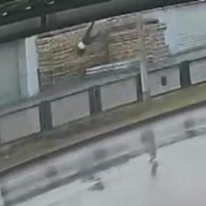 Adana'da feci &ouml;l&uuml;m: Arabanın &ccedil;arptığı 84 yaşındaki adam, metrelerce havaya u&ccedil;tu