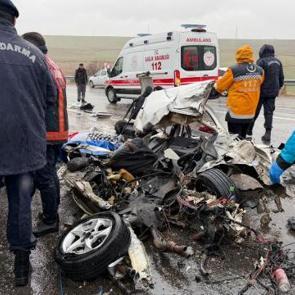 Adıyaman'da korkun&ccedil; kaza! Otob&uuml;s otomobili kağıt gibi ezdi: 3 &ouml;l&uuml;, 1 yaralı