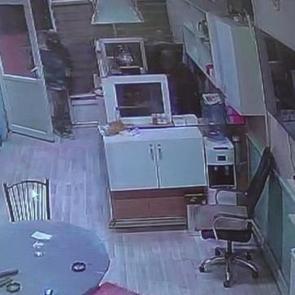 Eşi &ouml;ld&uuml;ğ&uuml; i&ccedil;in t&uuml;m birikimini yanında taşıyordu: D&uuml;kkanının &ouml;n&uuml;nde gasp edildi!