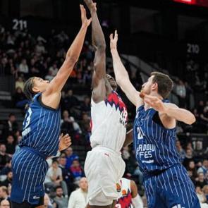 Anadolu Efes evinde mağlup