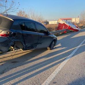 Antalya'da akılalmaz kaza: Bariyerde asılı kaldı!