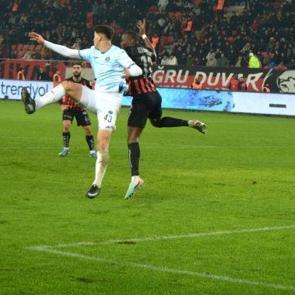 Birinci Lig'de 5 goll&uuml; ma&ccedil;: 80. dakikada kontrol&uuml; kaybettiler