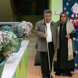 B&ouml;yle vefa g&ouml;r&uuml;lmedi! G&ouml;rme engelli eşine 22 yıldır destek oluyor