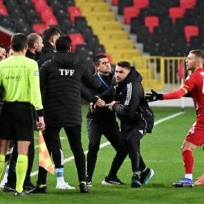 Burak Yılmaz &ccedil;ılgına d&ouml;nd&uuml;! Hakemin &uuml;zerine y&uuml;r&uuml;d&uuml;