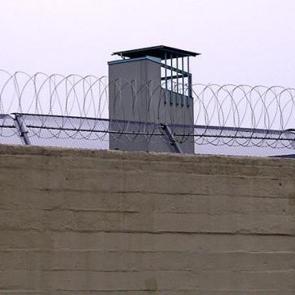 Cezaevinde h&uuml;k&uuml;ml&uuml;n&uuml;n saldırdığı 2 infaz ve koruma memuru yaralandı