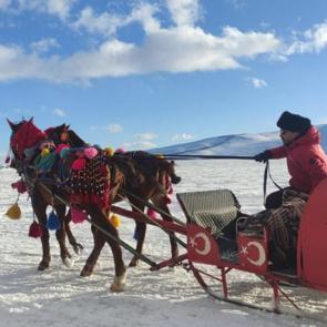&Ccedil;ıldır G&ouml;l&uuml; buz tuttu! Atlı kızakla keşfettiler