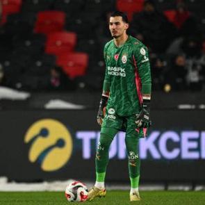 Derbide yedek kalan Uğurcan &Ccedil;akır, Okan Buruk ile &ouml;zel g&ouml;r&uuml;şt&uuml;