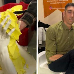 "D&uuml;nyanın en uzun adamı" Sultan K&ouml;sen'in ellerinin kalıbı alındı!