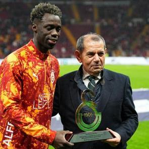Dursun &Ouml;zbek'ten Davinson Sanchez'e plaket