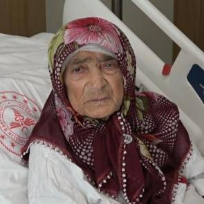 Duyan inanamadı! Yaşlı kadının karnından &ccedil;ıkarılanın ağırlığı şaşırttı